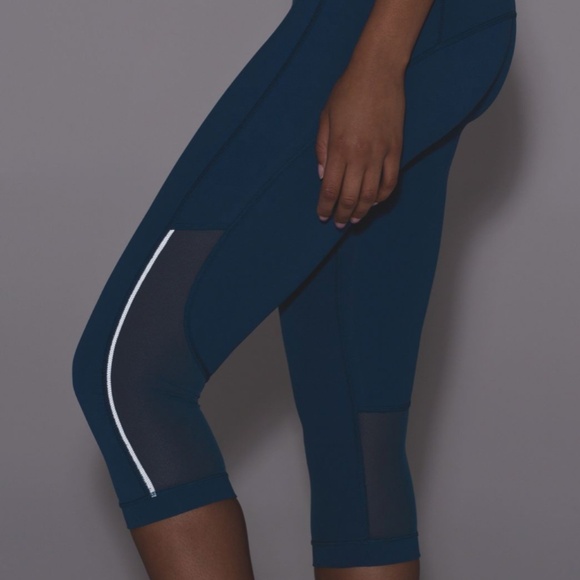 Lululemon Blue Cropped 17” Leggings with Mesh Panels - Picture 14 of 15